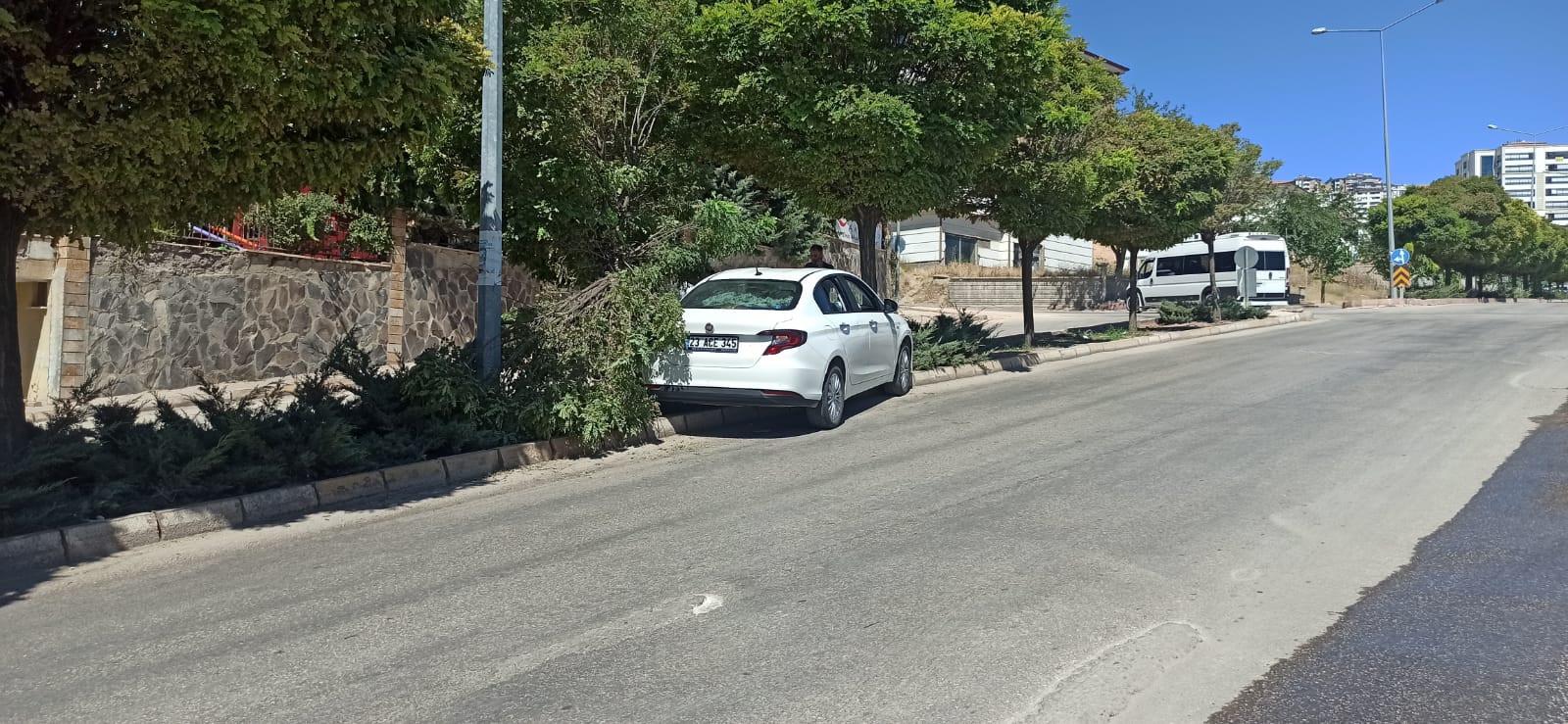 Elazığ’da Direksiyon Hakimiyetini Kaybeden Sürücü Refüje Çıktı