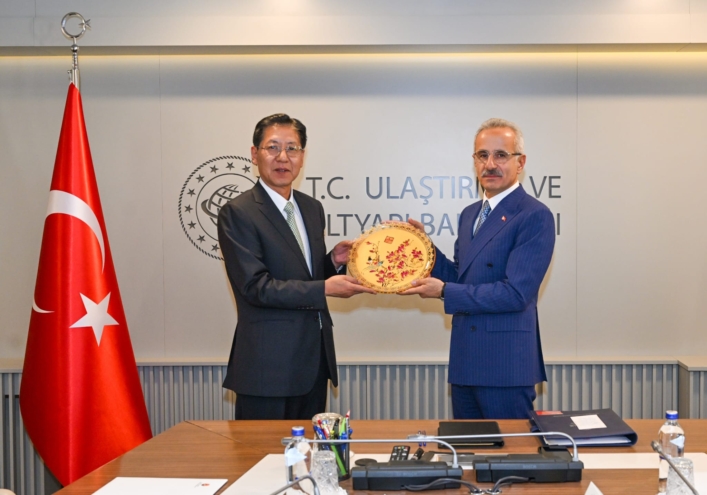 Bakan Uraloğlu Çin Halk Cumhuriyeti Türkiye Büyükelçisi Liu Shaobin’i Kabul Etti