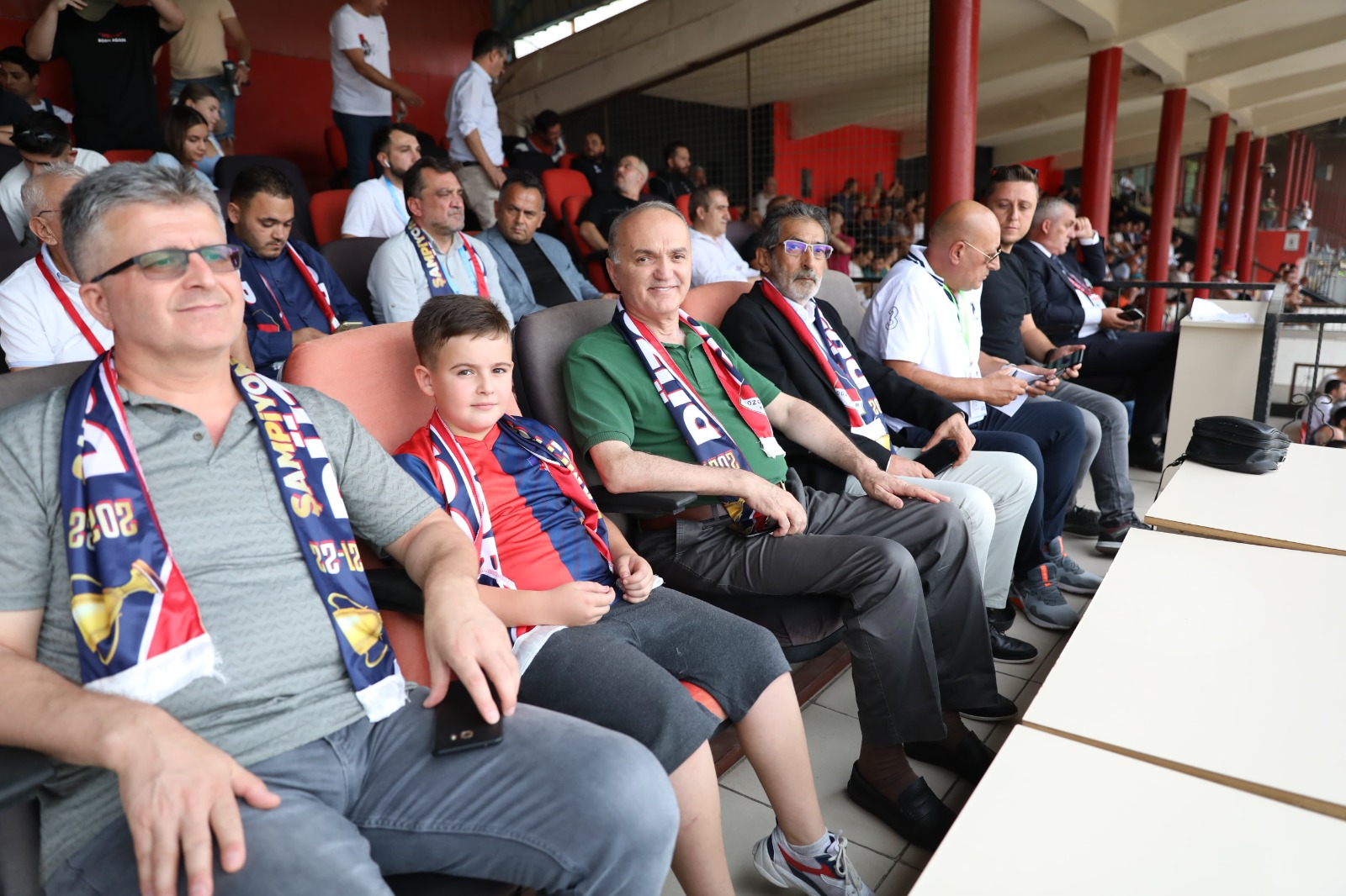 Başkan Özlü’den Taraftara Jest