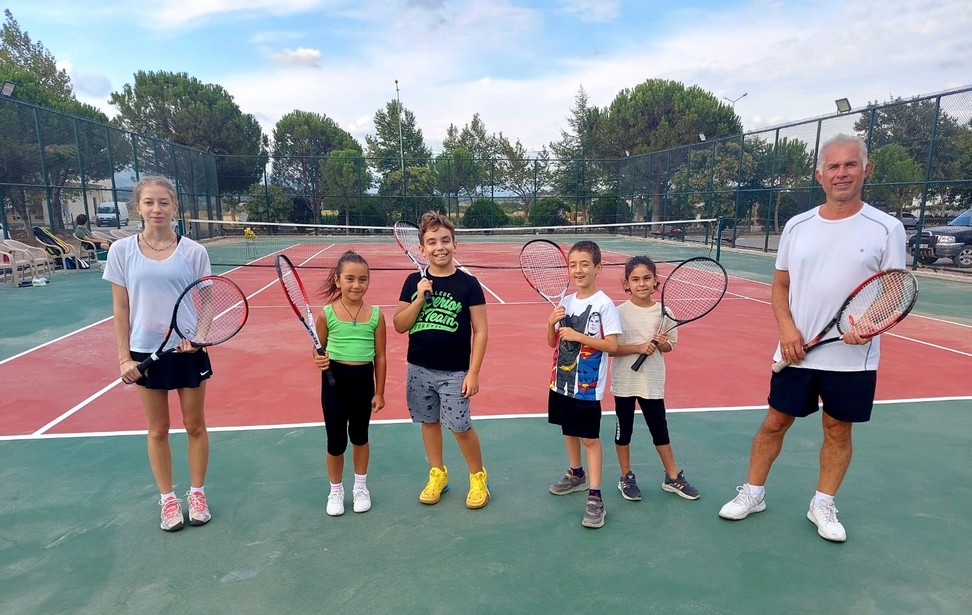 Bayramiç Belediyesi’nden Ücretsiz Tenis Kursu