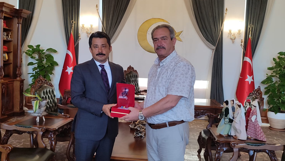 TİMBİR’den İskenderun Kaymakamı’na Plaket