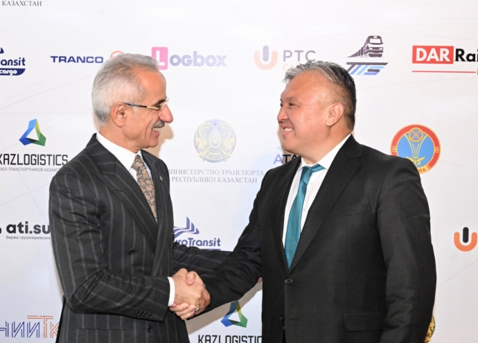 Bakan Uraloğlu Kazakistanlı mevkidaşı Karabayev ile görüştü