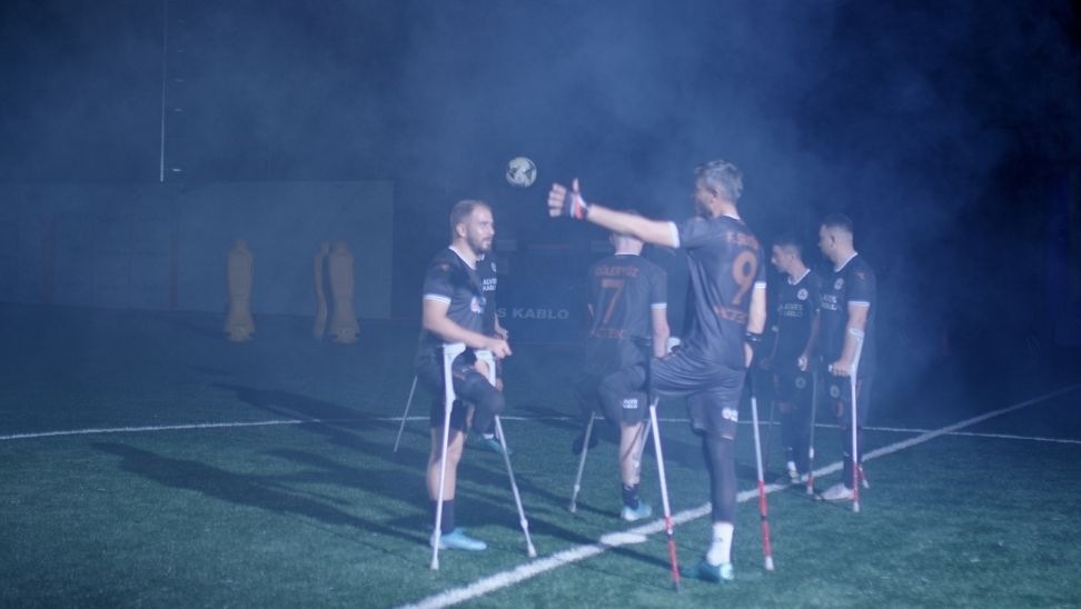 Ampute futbolunun parlayan ekibi Alves Kablo oyuncuları reklam filminde oynadı