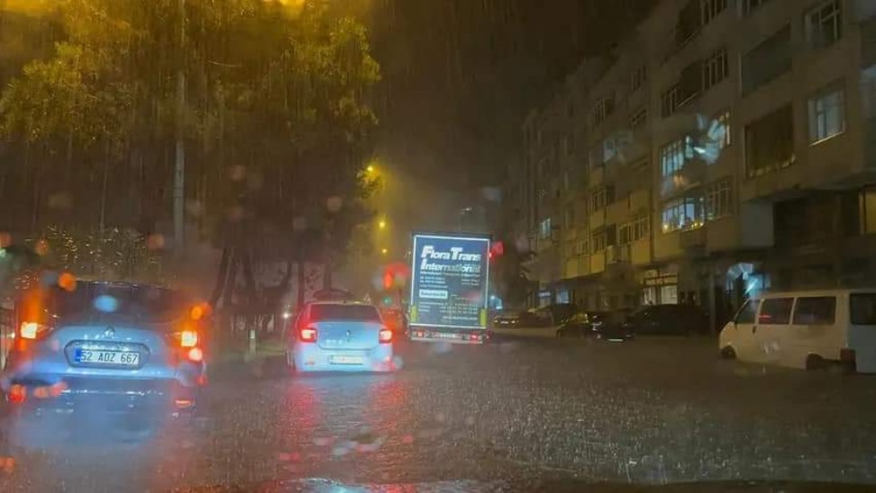 Ordu’da sağanak sele dönüştü! Ev ve iş yerleri su altında kaldı