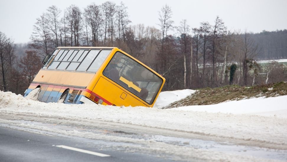 Sivas’ta yolcu otobüsü devrildi; 4 ölü, 30 yaralı