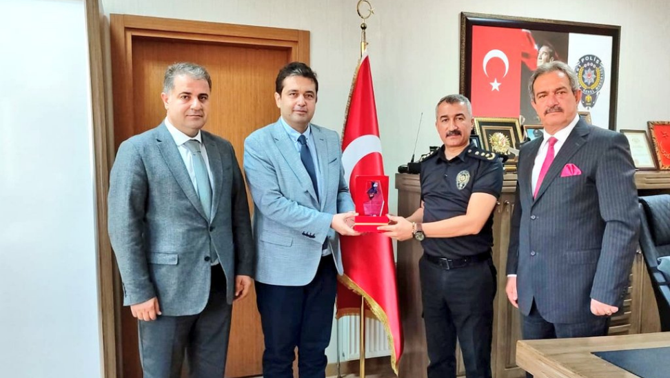 AKİYAD’dan Dörtyol İlçe Emniyet Müdürü Dinsever Kalkan’a plaket