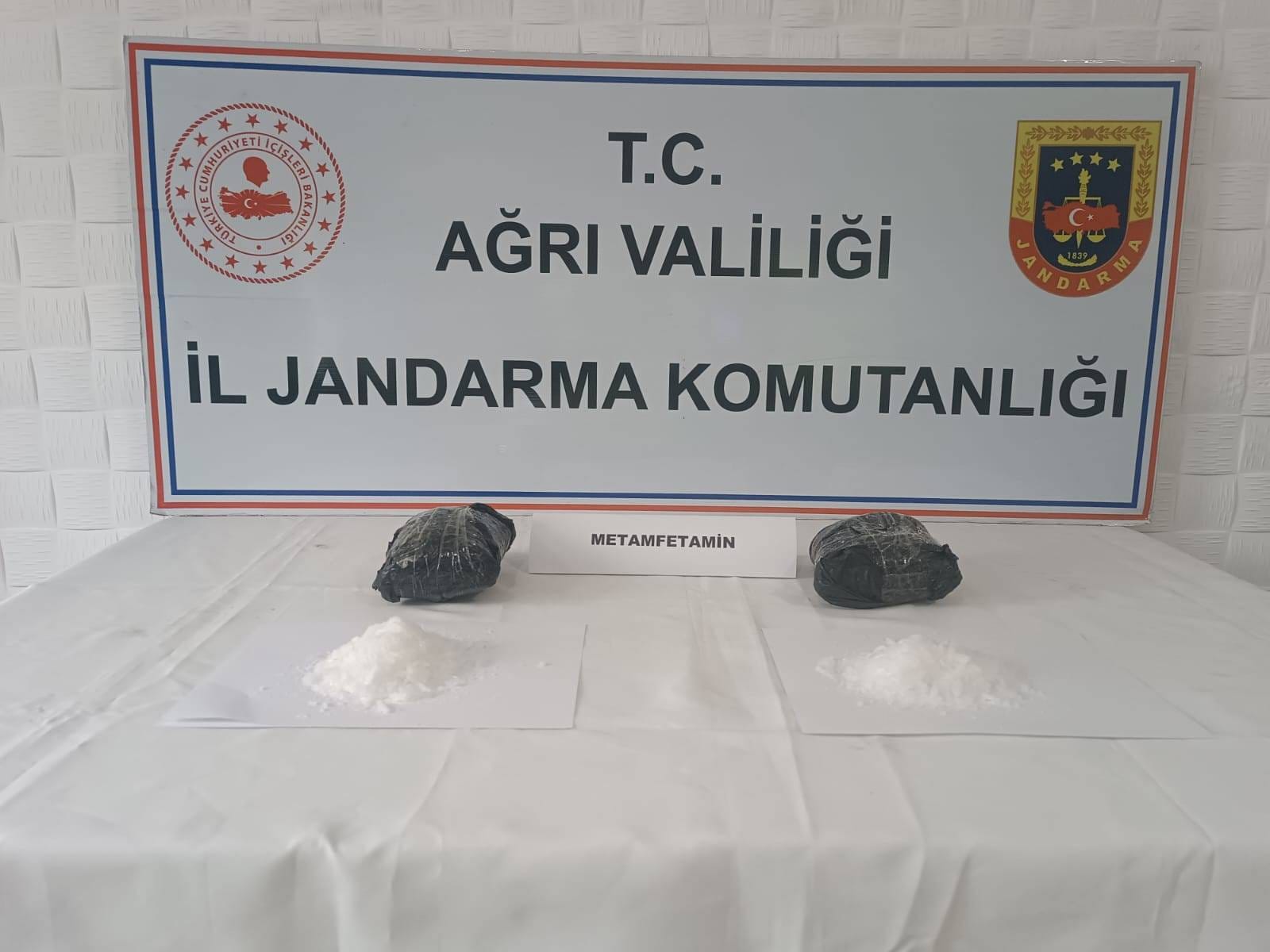 Yapılan yol aramasında, 1 Kilo 560 gr uyuşturucu madde ele geçirildi