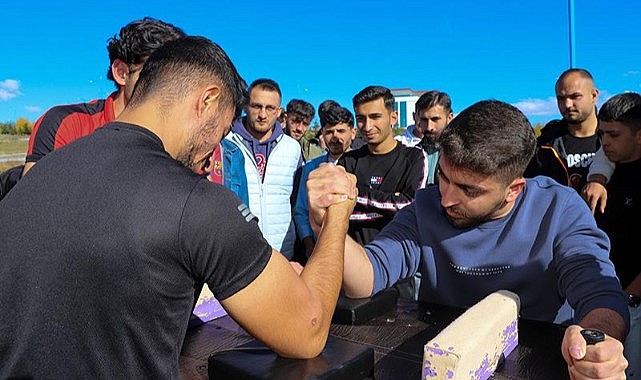 ARÜ’de bilekler yarıştı