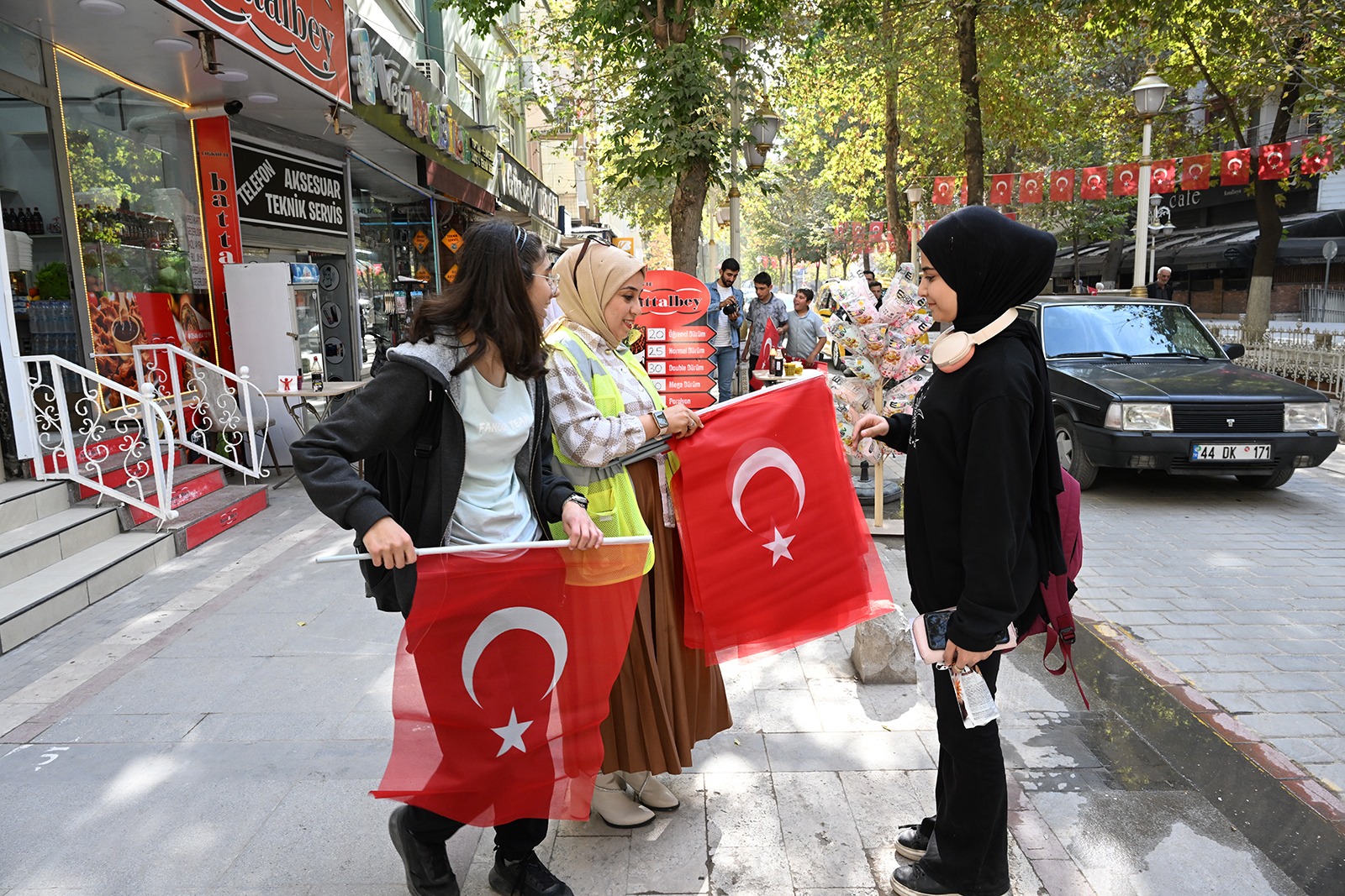 Malatya Büyükşehir’den Cumhuriyetin 100’üncü yılına 10 Bin bayrak