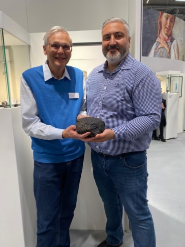 Almanya’da Türkün bahçesine düşen göktaşı sergiye çıktı