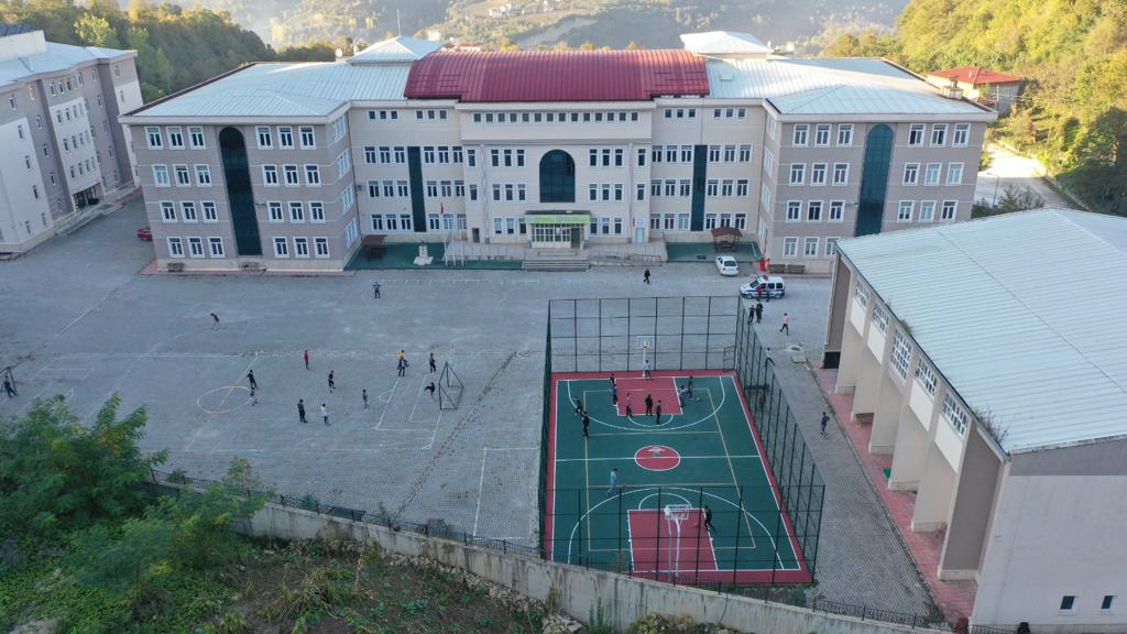 Büyükşehir, ilçeleri spor sahaları ile donatıyor