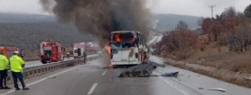 Kamyona çarpan yolcu otobüsü alevler içinde kaldı
