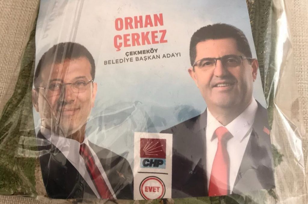 Çekmeköy’de Chp Belediye başkan Adayı Orhan Çerkez, Dikkat Çeken Bir Adım Atarak Halka Seccade Dağıtmaya Başladı.