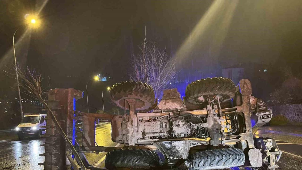 Bariyere çarpan iş makinesi refüje devrildi: 2 yaralı