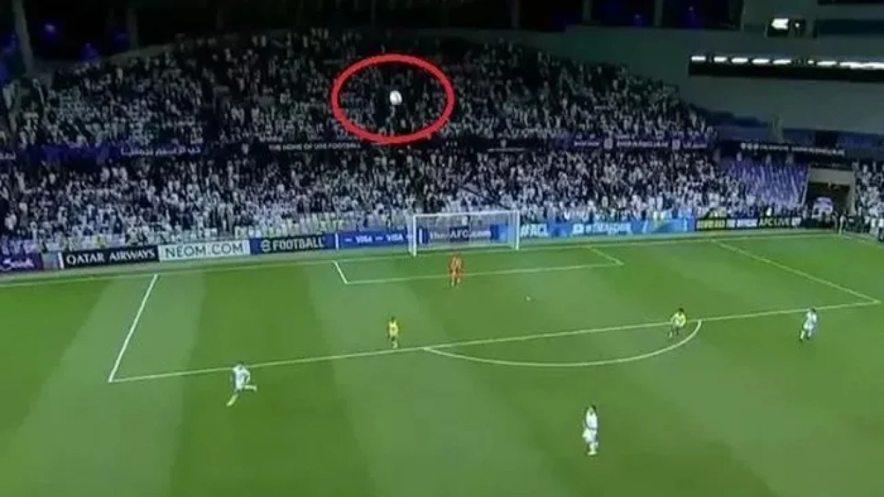 Şampiyonlar Ligi maçında top drone’a çarptı