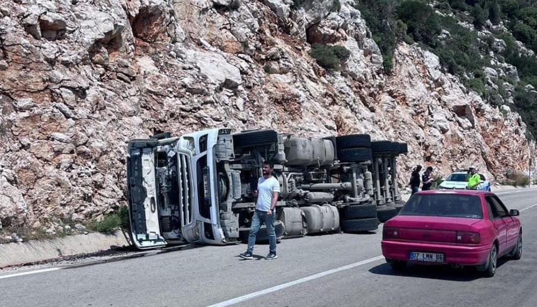 Demre’de TIR devrildi – Birlik Haber Ajansı- Türkiye’nin Haber Ağı