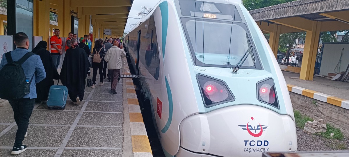 Milli elektirikli tren yarım milyondan fazla insan taşıdı