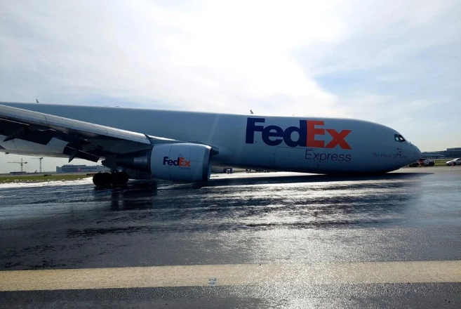 Kargo uçağı gövde üstü iniş yaptı