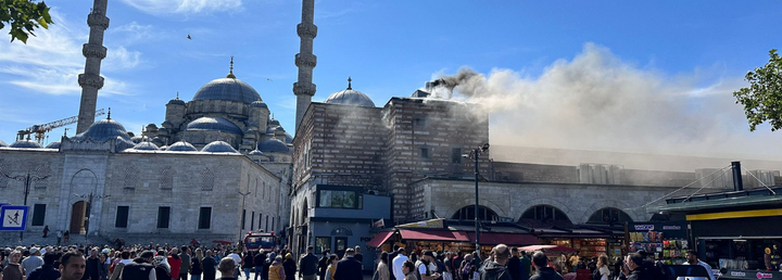 Tarihi Mısır Çarşısı’nda yangın