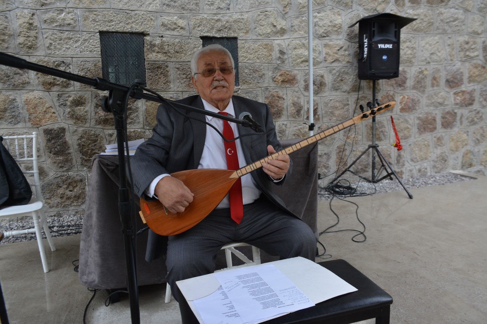 Hapis yattığı cezaevinin avlusunda türkülerini söyledi