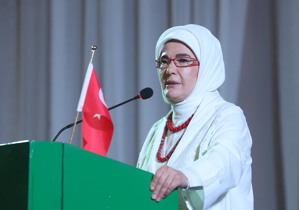 Emine Erdoğan’dan karnelerini alan öğrencilere tebrik mesajı