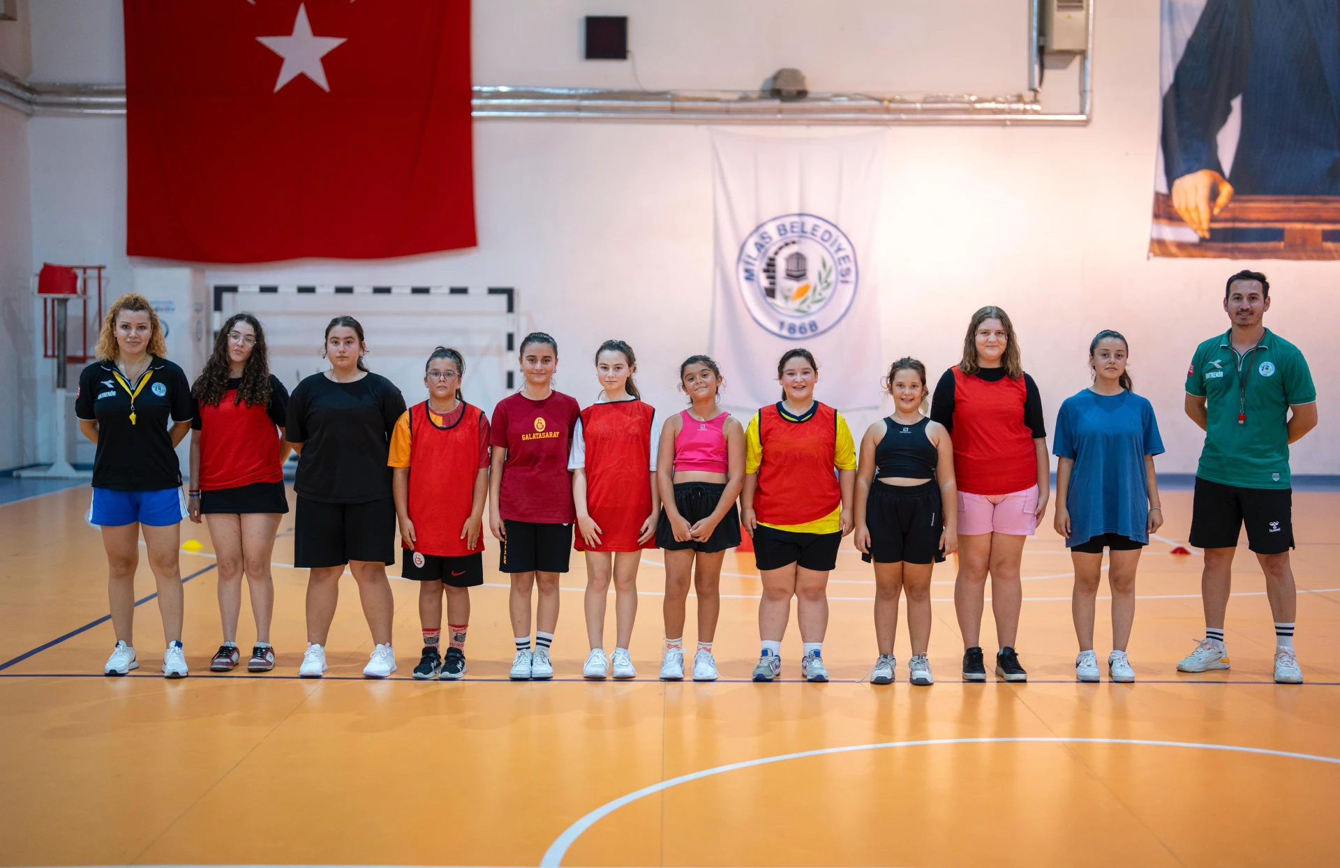 Yıldız kızlar salon futbolu ile tanıştı