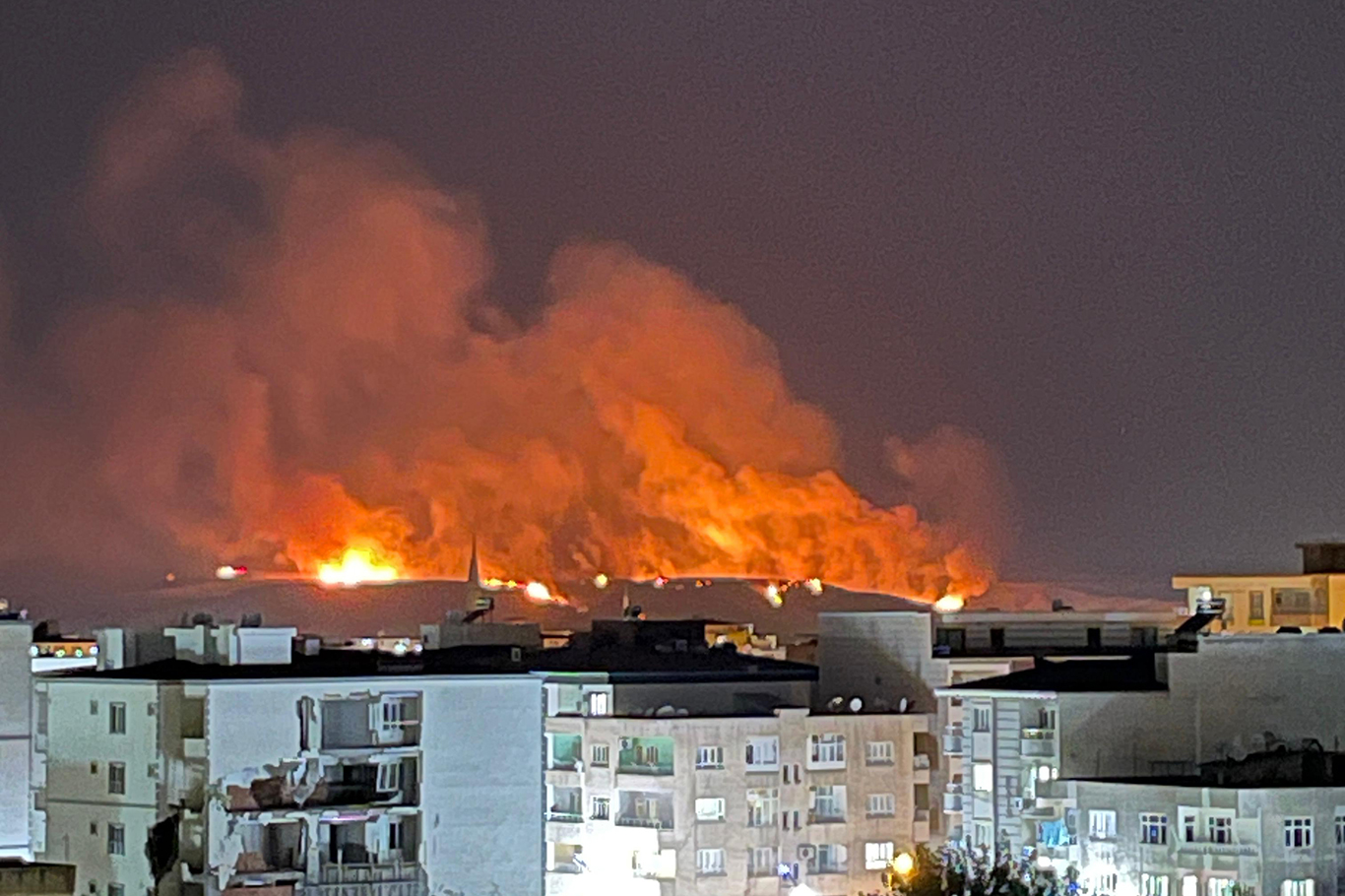 Anız yangını geceyi aydınlattı