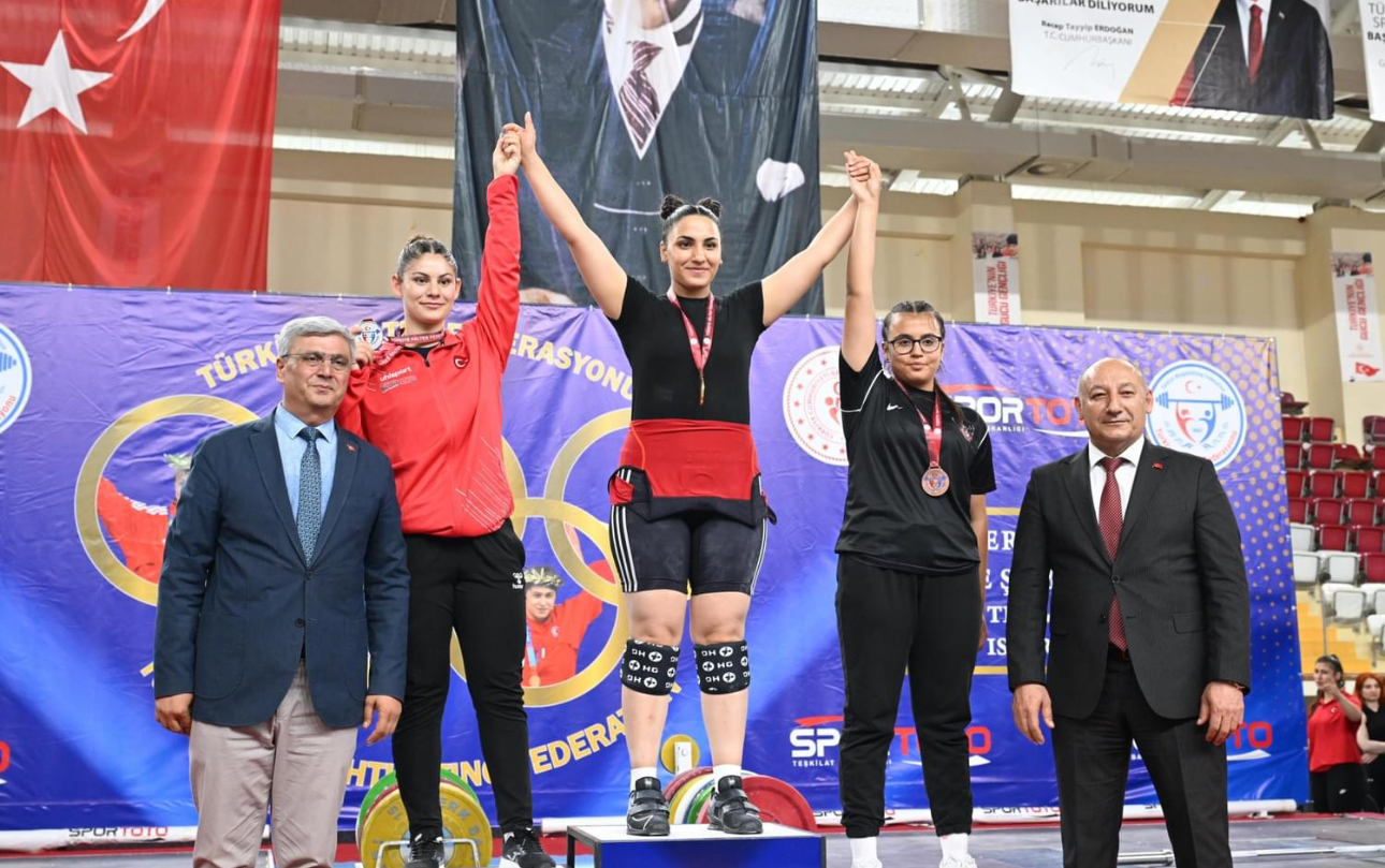 Gençler kulüpler Türkiye halter şampiyonası devam ediyor, Fatmagül Çevik rekor kırdı