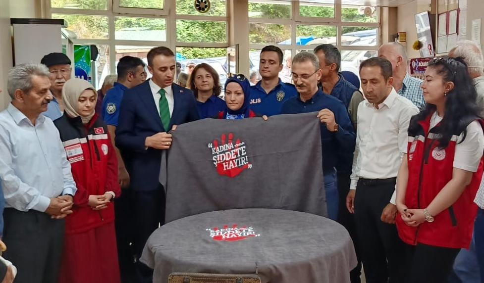 Şalpazarı’ndaki kıraathanelerdeki masaların üzerine ‘’Kadına Şiddete Hayır’’ sloganlı örtüler seriliyor