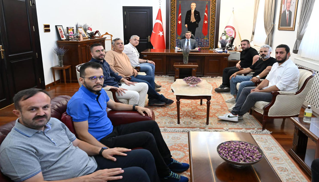 Isparta 32 spor yöneticilerinden Vali Baruş’a ziyaret