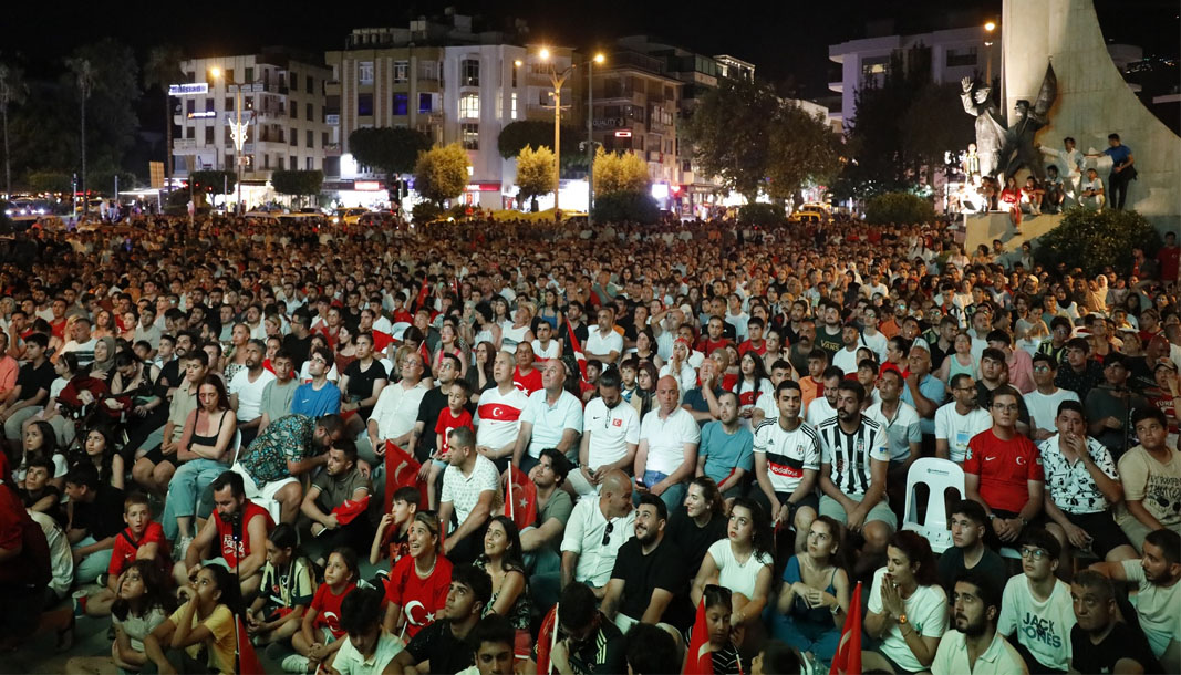 Binlerce Alanyalı Milli Maç tek yürek izledi