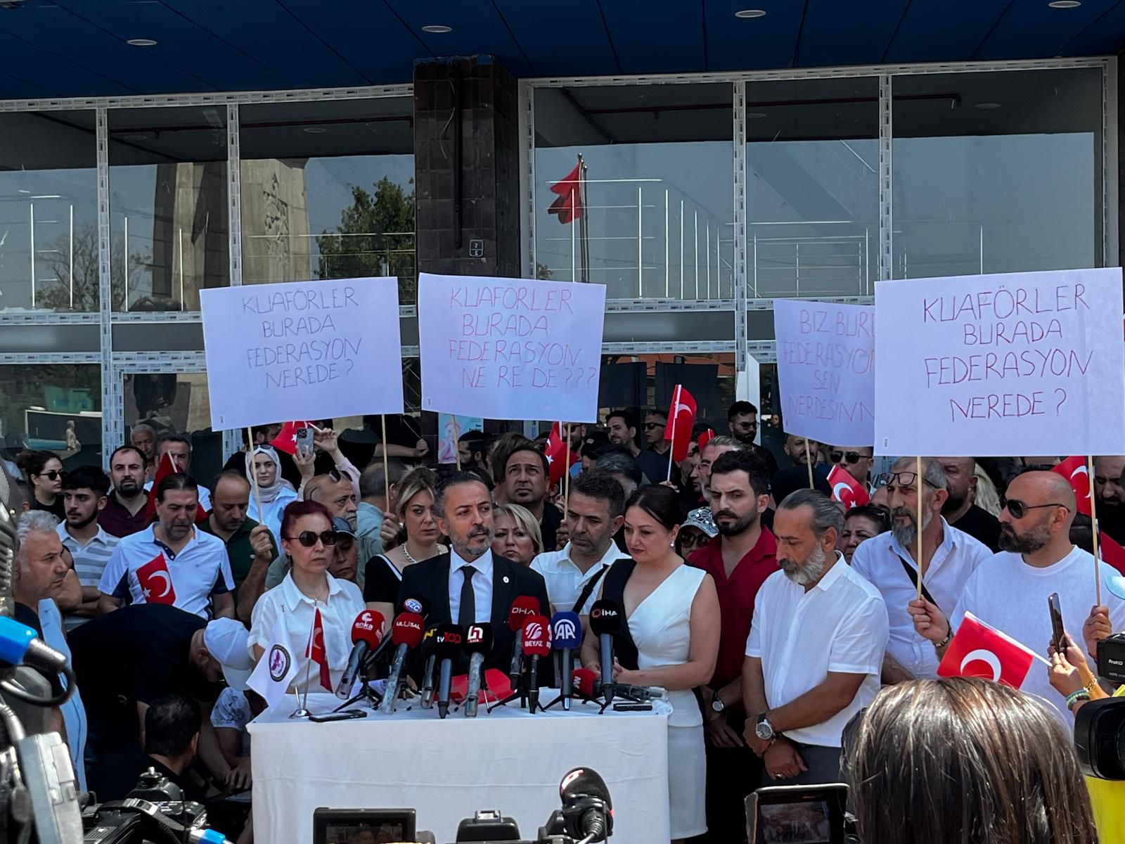 Kuaför ve güzellik salonları kapanma gününe tepkili