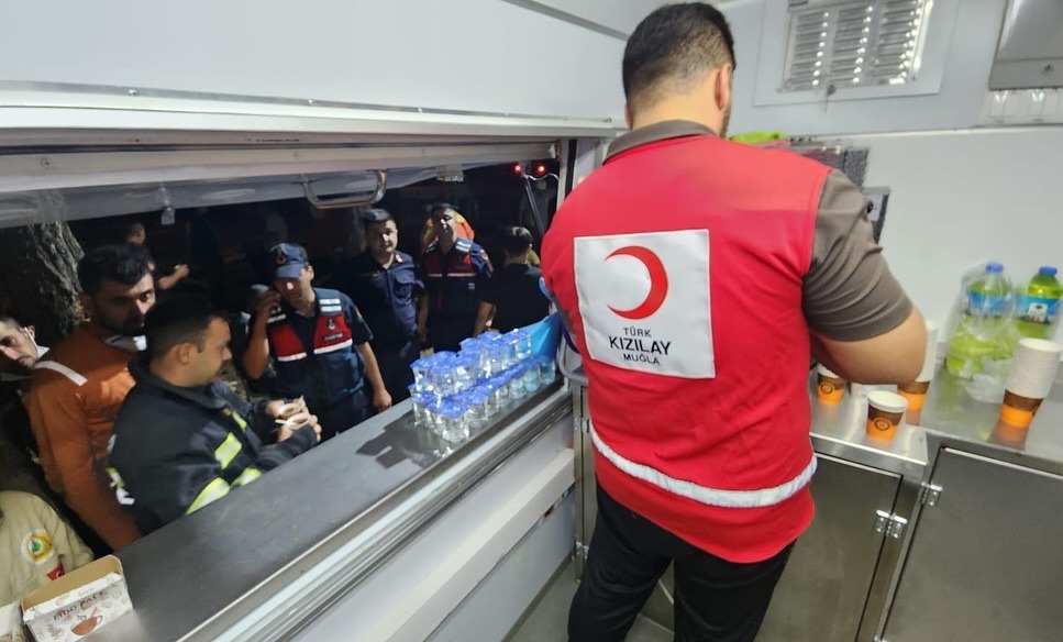 Kızılay Gönüllülerinden yangınla mücadeleye destek