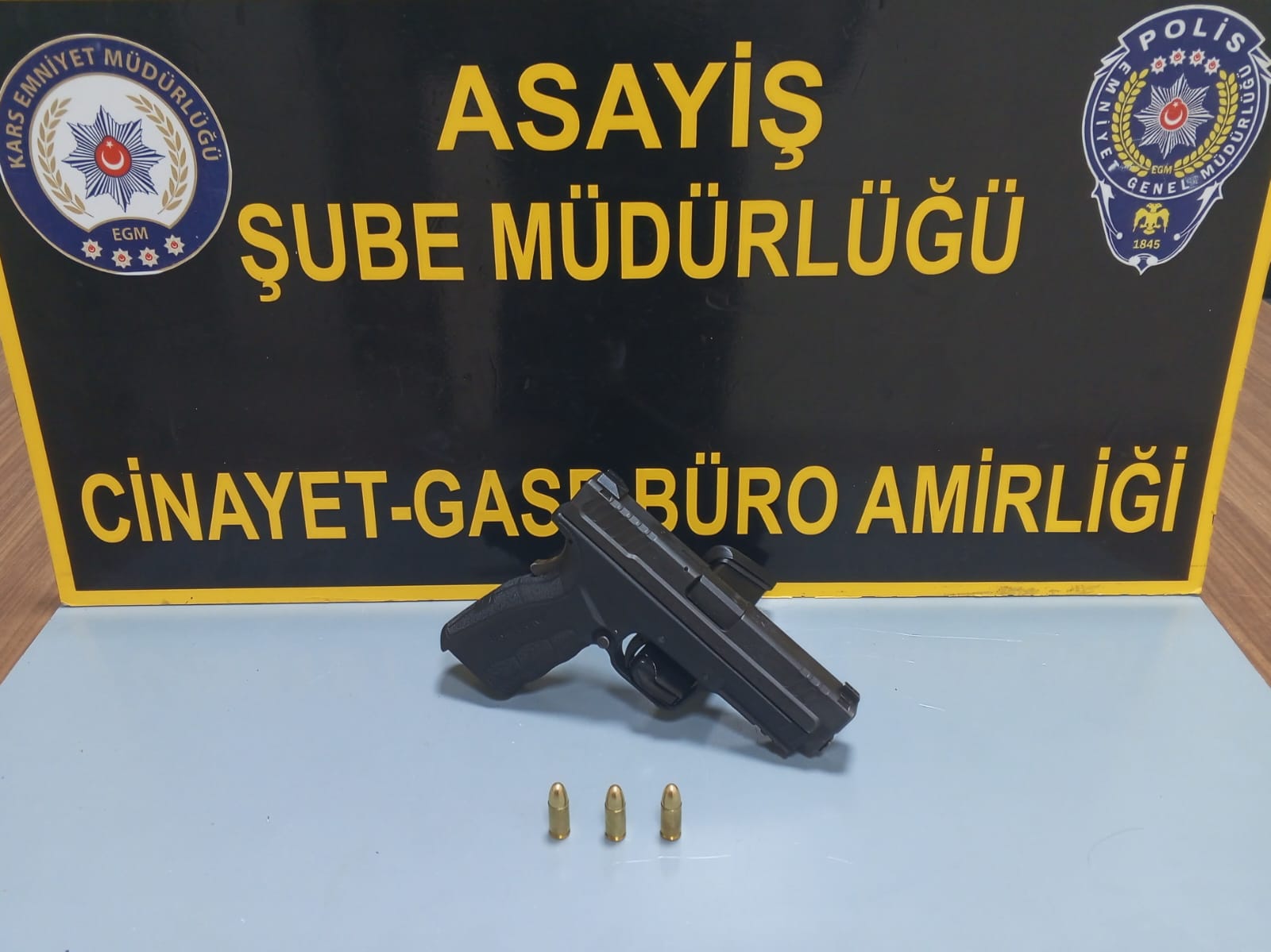 Kars’ta yapılan uygulamalarda çok sayıda silah ele geçirildi