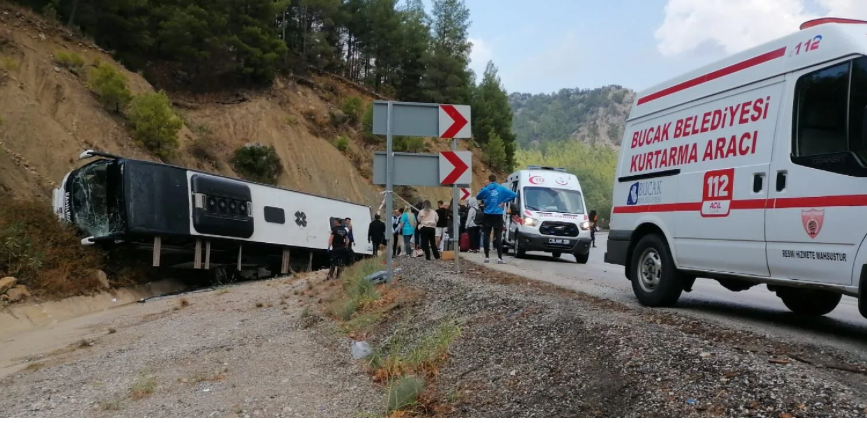 Isparta-Antalya karayolunda yolcu otobüsü devrildi
