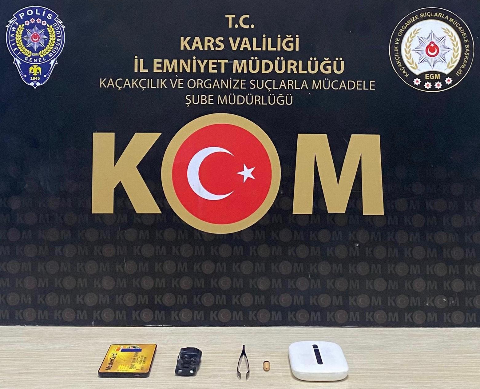 Kars’ta ehliyet sınavında düzenekle kopya çeken aday polise takıldı