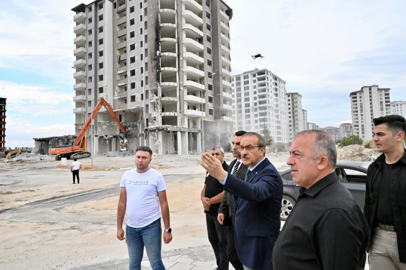 Malatya’da Vali Yavuz, yıkım alanlarını inceledi