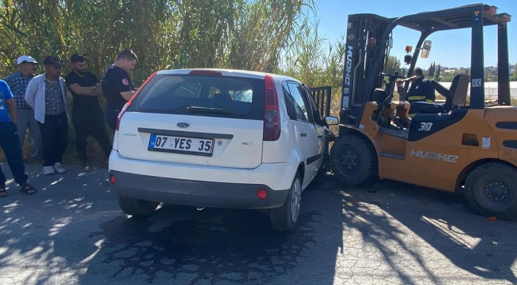 Serik’te forklift otomobilin motoruna saplandı, otomobil sürücüsü yaralandı
