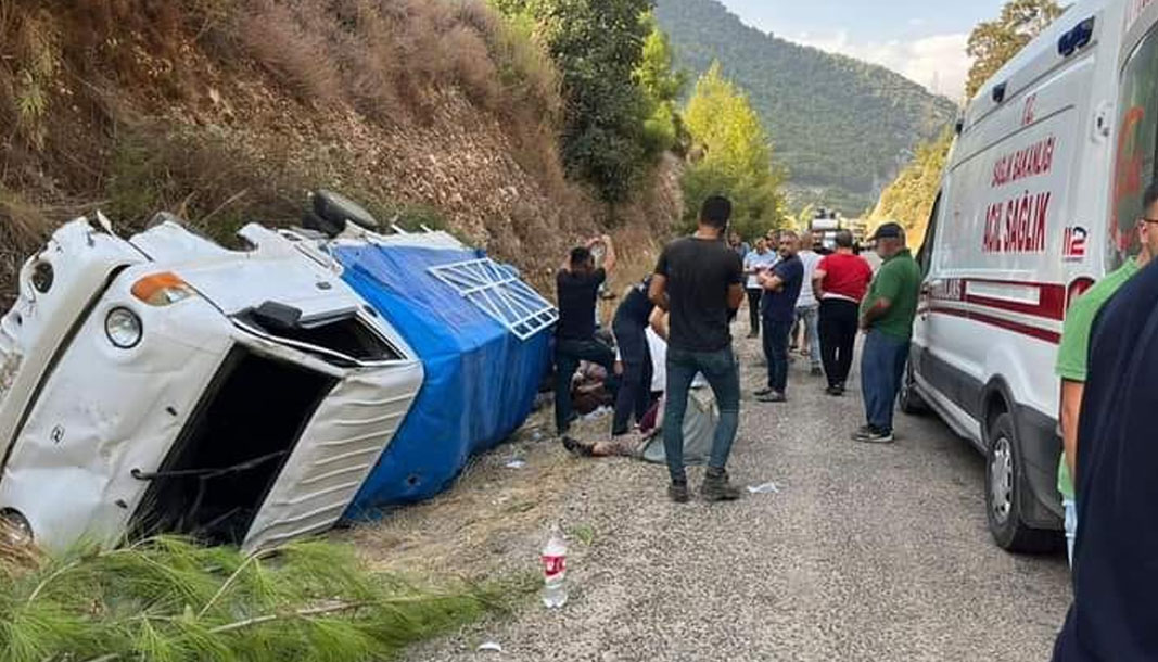 Elmalı-Finike karayolu’nda tarım işçilerini taşıyan kamyonet kaza yaptı: 8 yaralı