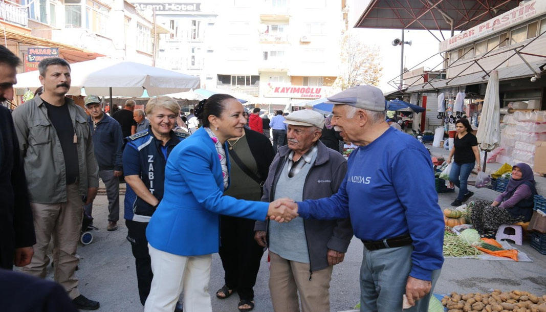 Vali Bilgihan salı pazarını ziyaret etti