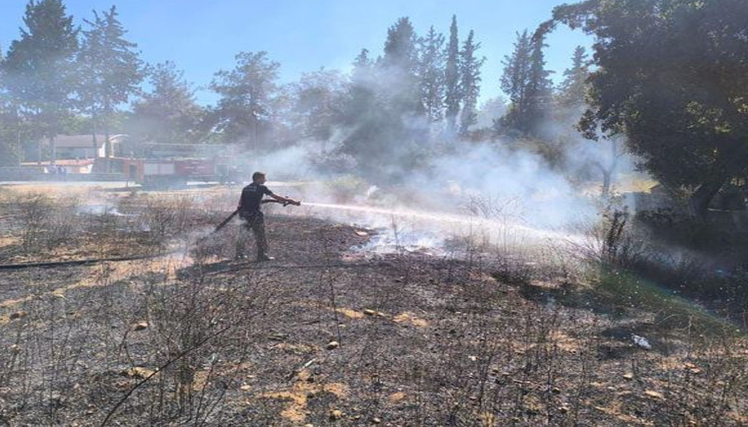 Serik’te çocukların attığı torpil yangına neden oldu