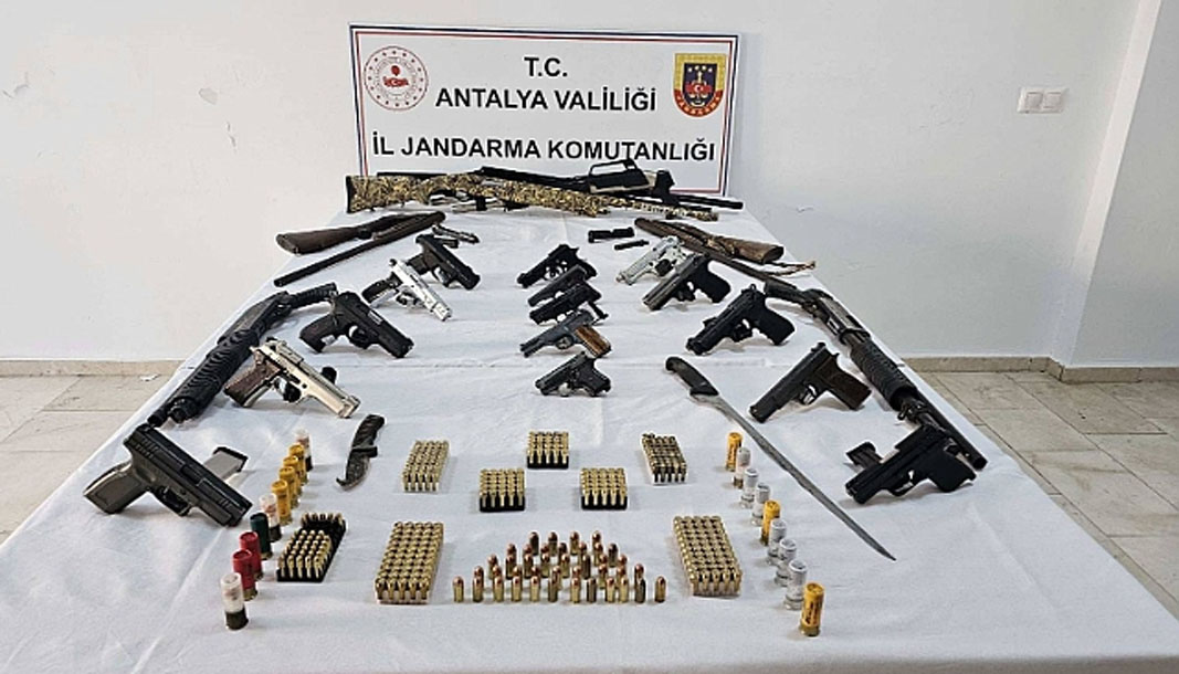 Antalya’da 15 adrese eş zamanlı operasyon