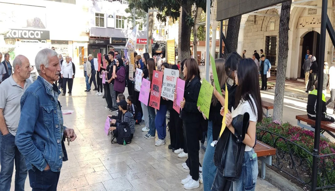 Isparta’da kadına şiddete ‘sessiz kalma’ eylemi