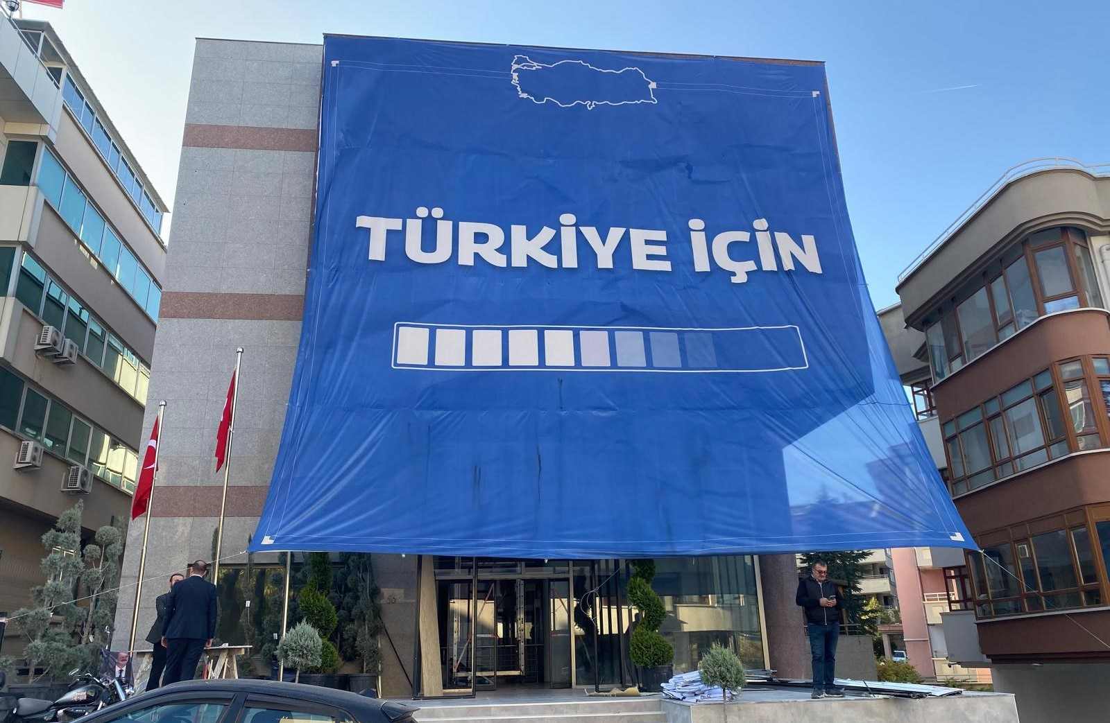 Yavuz Ağıralioğlu’nun parti binasında hazırlıklar tamamlanıyor