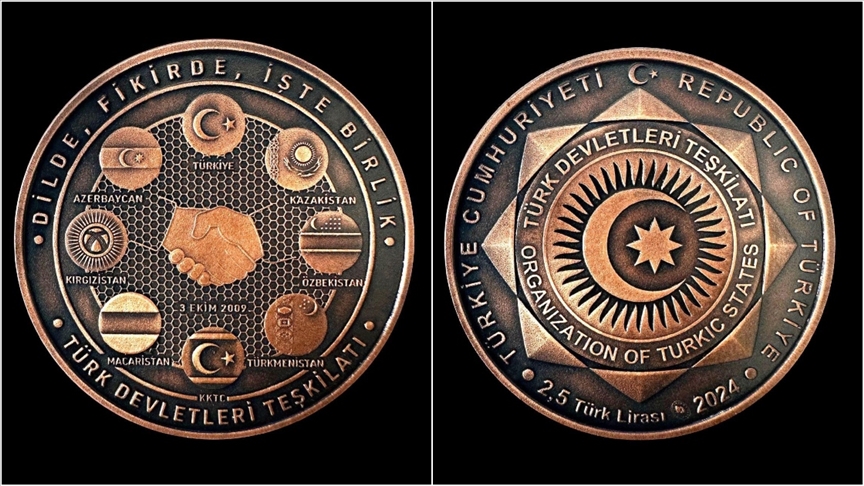 Erdoğan, TDT Devlet Başkanları Zirvesi’nde liderlere özel hatıra parayı liderlere hediye etti