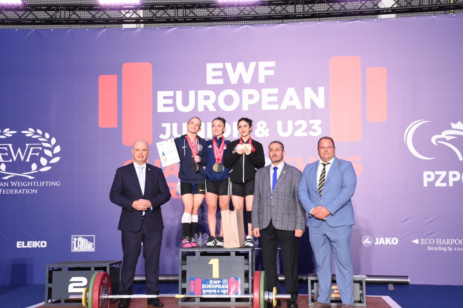 Bakan Bak, Milli Haltercileri Tebrik Etti