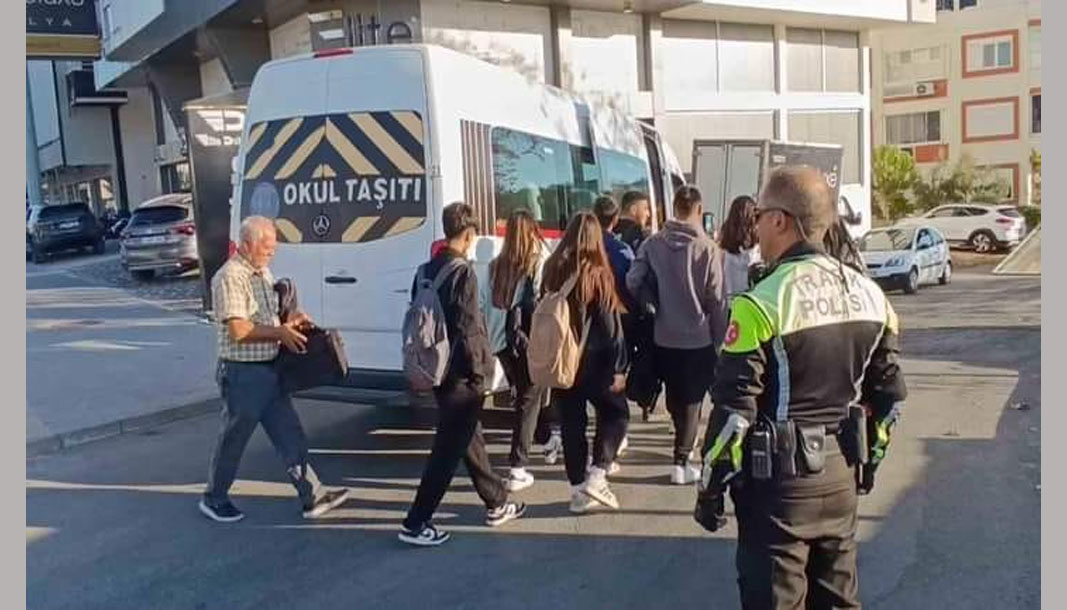 Antalya’da muayenesi geçen servis bağlandı, öğrenciler başka servisle yollarına devam etti
