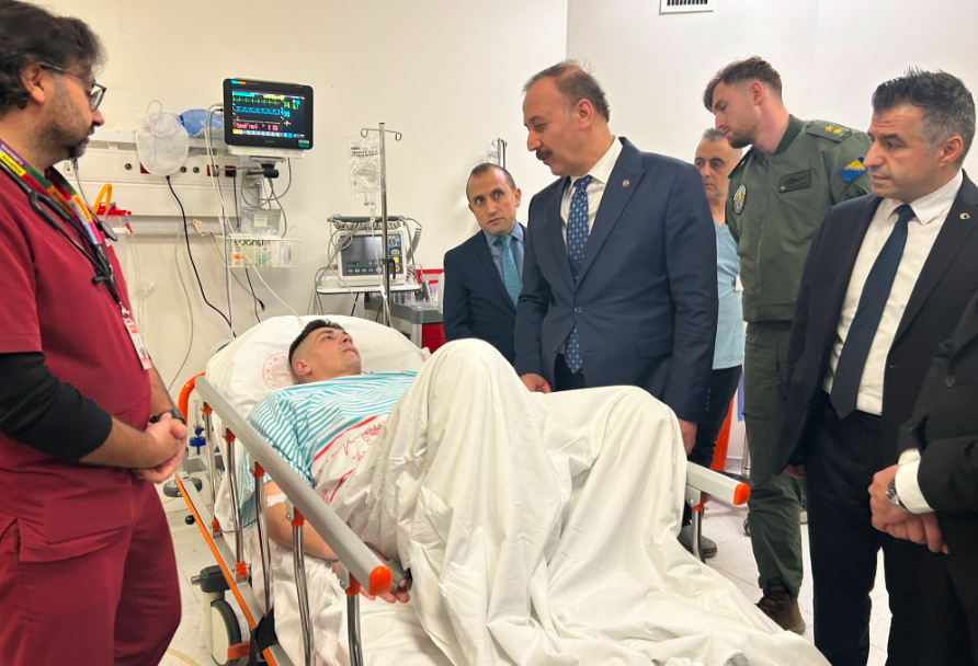 Vali Abdullah Erin, 6 askerin şehit olduğu kazada hastaneye kaldırılan askerleri ziyaret etti