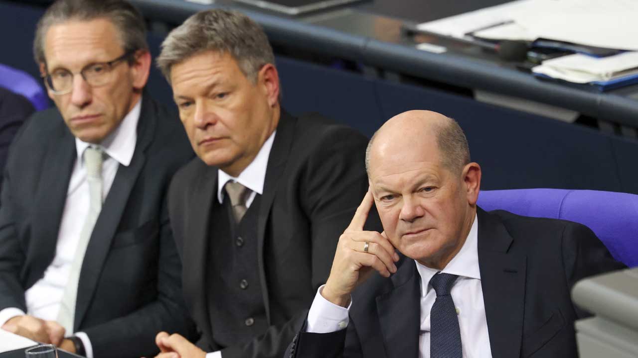 Almanya’da hükümet düştü: Olaf Scholz güvenoyu alamadı