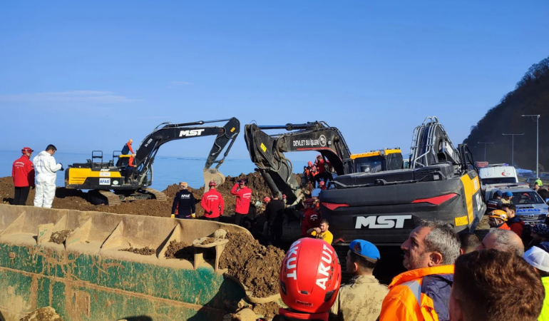 Artvin heyelanında 4 kişinin cansız bedeni çıkarıldı